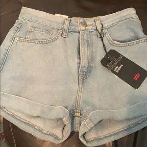 Levi Mom Shorts Size 27
